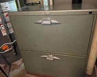(1) 2 drawer metal file cabinet