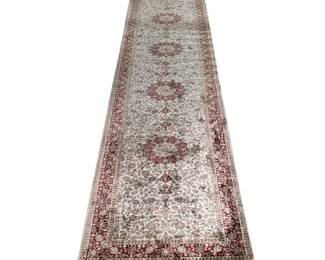 VERY FINE SILK & WOOL RUNNER | Having 4 medallions surrounded by floral decoration on ivory background. - l. 147 x w. 31 in