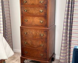 GEORGE I STYLE WALNUT & BURL WALNUT CHEST ON CHEST | Having diminutive bow-fronted form with 2 tiers of 3 drawers, burled walnut front, brass pulls and dovetailing single piece construction. - l. 17 x w. 23 x h. 51 in