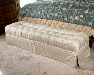 CUSHIONED FOOTBOARD BENCH | Beige footboard bench with gilt stitched bee pattern. - l. 64 x w. 20 x h. 17 in