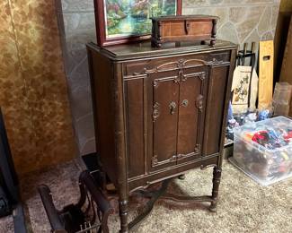 This is a really beautiful antique radio in the cabinet! 