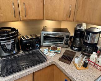 The counter is filled with MORE small kitchen appliances that are all working and in excellent condition! 