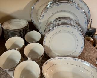 A STUNNING service for 10 of Lenox China! CAROLINA Pattern! 