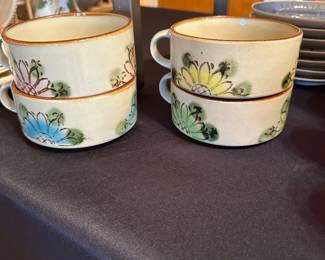 A set of four Fred Roberts Stoneware Soup Bowls! Colored Daisies! 