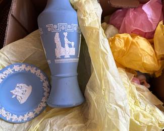 Got the key today! Initial walk through photos! MORE TO COME DAILY! Boxes FILLED with wrapped Vintage smalls tchotchkes treasures! 