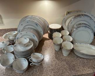 A STUNNING service for 10 of Lenox China! CAROLINA Pattern! 