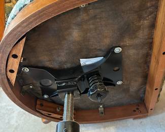 Got the key today! Initial walk through photos! MORE TO COME DAILY! Fantastic Pedestal Dinning Table and 6 Rolling Captains Chairs! Excellent condition!  