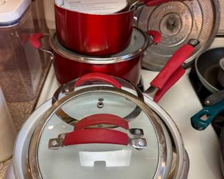 A lovely set of Bella Ceramic Non Stick Aluminum Cookware!  Great condition! 