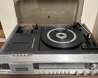 This is a nice vintage SEARS Stereo with AM/FM Cassette! 