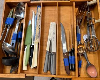 Another tray full of kitchen accessories! (The blue tape signifies sets!)