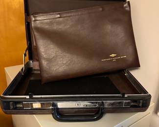 An excellent vintage Samsonite Brief Case! Excellent condition! Think design! 