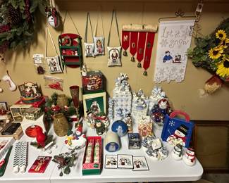 The vintage holiday items are finally fully displayed!  We have TONS of Christmas! This table is ALL snowmen! 