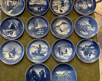 A beautiful set of Royal Copenhagen blue decorator playes! 