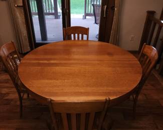 Dining room table with 2 leaves and 4 chairs