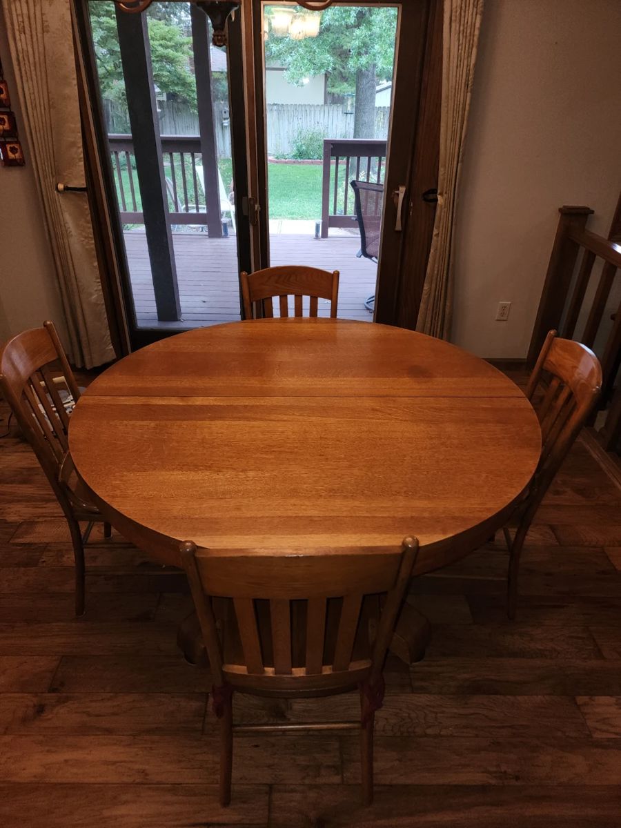 Dining room table with 2 leaves and 4 chairs