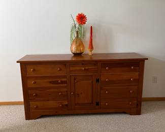 Dresser that matches 4 poster bed. Also has a nightstand to match. 