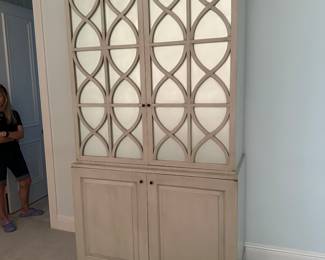 armoire COMES IN TWO PIECES