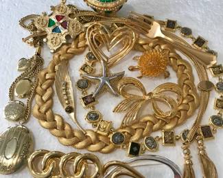 there are tables full of jewelry...much more than pictured