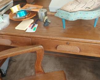 Vintage oak desk. Perfect size