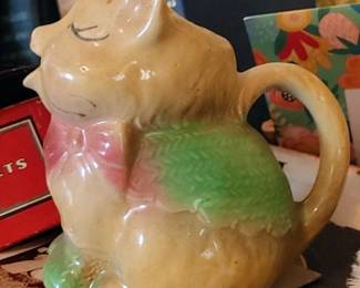 Vintage Shawnee Pottery Smiling Cat Creamer #85 Beautiful .. found in a box from the attic needs a good bath
