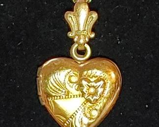 1940's beautiful gold filled locket with beautiful details