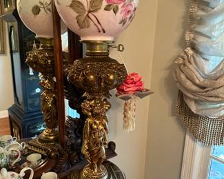  SEVERAL  BEAUTIFUL  LAMPS , GONE WITHE THE WIND  STYLE AND MANY OTHERS. 