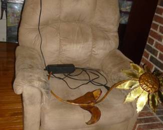 Electric lift chair (needs cleaning)