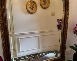 Decorative mirror with round top