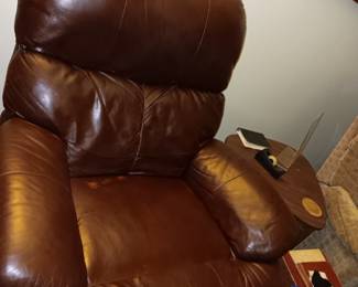 ELECTRIC CHAIR HAS RECHARABLE BATTERY LEATHER