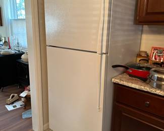 Whirlpool Refrigerator Model ET18PK, Works Great including the ice maker!