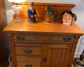 Antique wash stand… no worries.. theres no hiding chamber pot here! Phew!