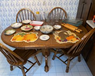 Kitchen table with leaves and 4 chairs 