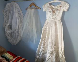 Vtg. Wedding dress with accessories 