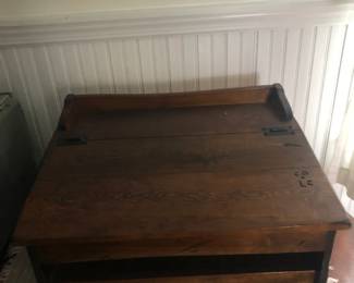 Writing / Letter Pedestal