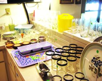 SILVER TRIM MUGS AND BAR WARE