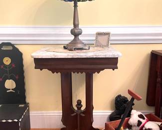 Vintage wagor with stuffed toys - Tiffany style table lamp