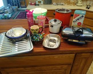 misc kitchenware - yes, that's an original Nabisco Saltine Cracker tin from the 1950's