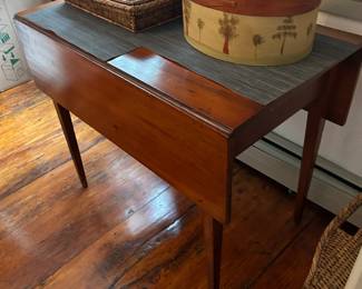 19C Tapered leg drop leaf table