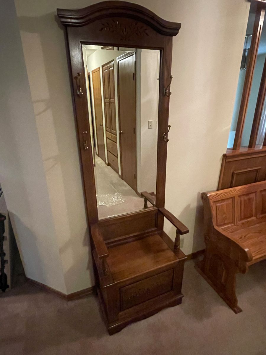 Hidden Treasures Estate Sales LLC in Valley Center, KS starts on 10/12/2023