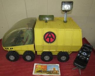 1973 GI Joe Mobile Support Vehicle w/2 GI Joes, Some Accessories, & Booklet - More Accessories Inside Vehicle 