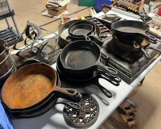 VINTAGE CAST IRON PANS WAGNER, GRISWOLD 