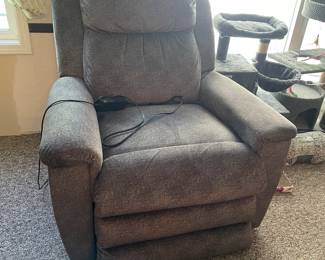 Lift chair like new $500