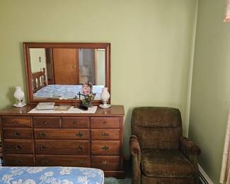 DRESSER RECLINER
