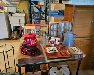 KITCHEN ITEMS ENAMEL COFFEE POT SMALL BRASS STAND