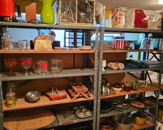 METAL SHELFS KITCHEN ITEMS