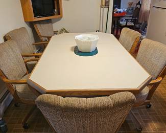 KITCHEN TABLE AND 6 CHIARS