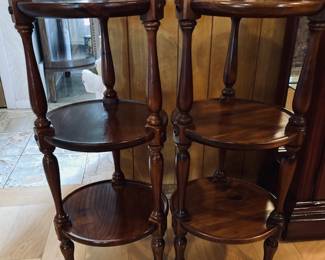 Ethan Allen 3-Tier Old Tavern Vintage Accent Table/Plant Stand.