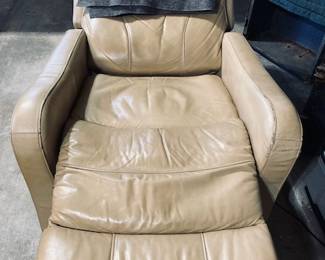 Leggett & Platt Power Leather Recliner. WORKS!