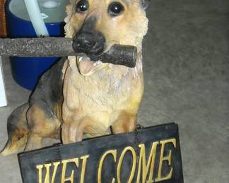 Dog figurine with Welcome sign
