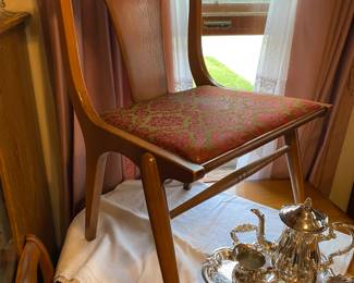 Sleek and elegant MCM chairs with dining room table